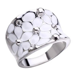 Ladies white flower pattern ring