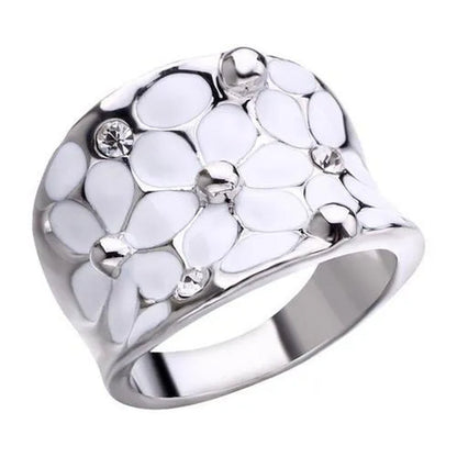 Ladies white flower pattern ring