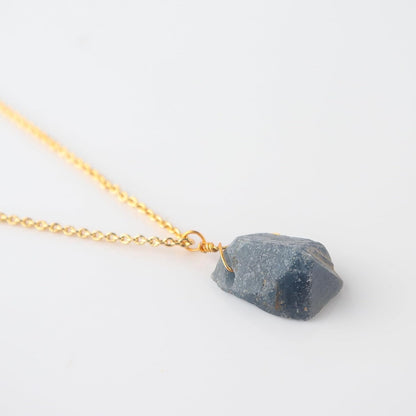 Raw Crystal Necklace, Blue Sapphire Rough Stone Necklace, Dainty Stone Pendant, Healing Crystals Healing Stone Pendant for Beauty, Love and Positive, Jewelry Gift