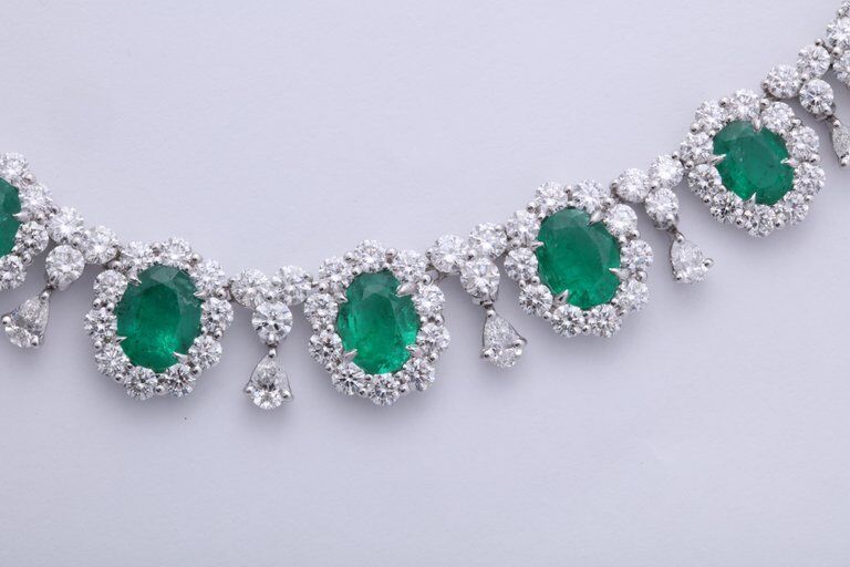 GRACEFUL EMERALD AND DIAMOND NECKLACE. 39.09 CARATS OF FINE GREEN EMERALD