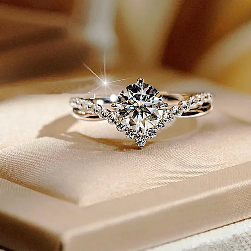 Fashion Accessories Gorgeous 925 Sterling Silver White Sapphire round Cut Moissanite Diamond Ring Elegant Bride Wedding Jewelry for Women Rings Engagement Anniversary Party Band Gift Size 4-12 Bague Femme