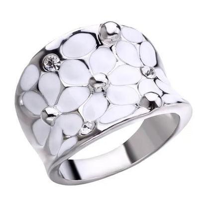 Ladies white flower pattern ring