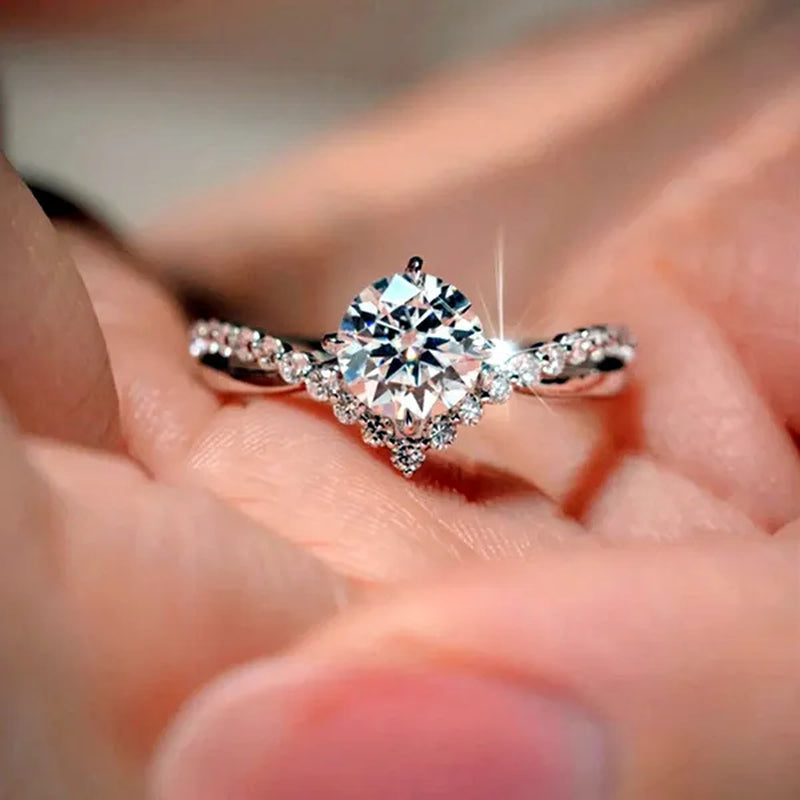 Fashion Accessories Gorgeous 925 Sterling Silver White Sapphire round Cut Moissanite Diamond Ring Elegant Bride Wedding Jewelry for Women Rings Engagement Anniversary Party Band Gift Size 4-12 Bague Femme